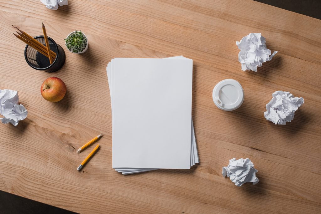 Bureau met papier en drinken