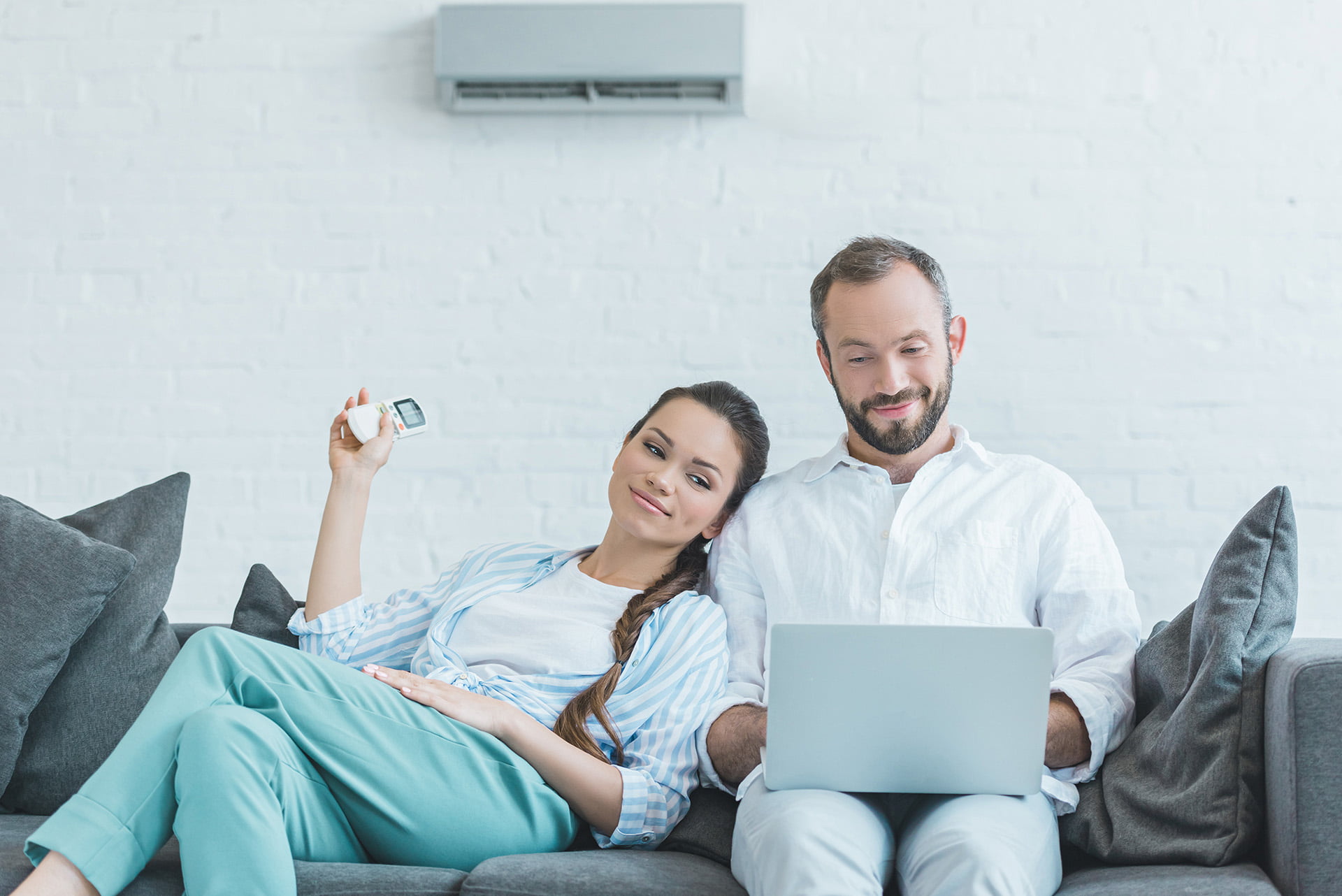 Twee mensen die genieten van een airco van Aircoshopnl.nl